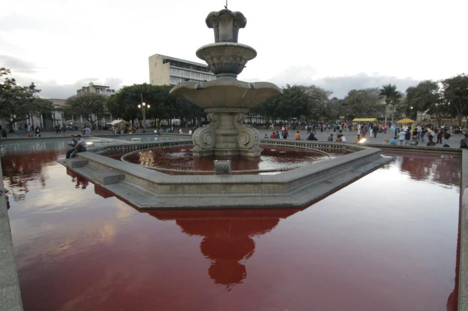 La fuente del Parque Central se ti&ntilde;&oacute; de rojo. (Foto: Alejandro Balan/Soy502) 