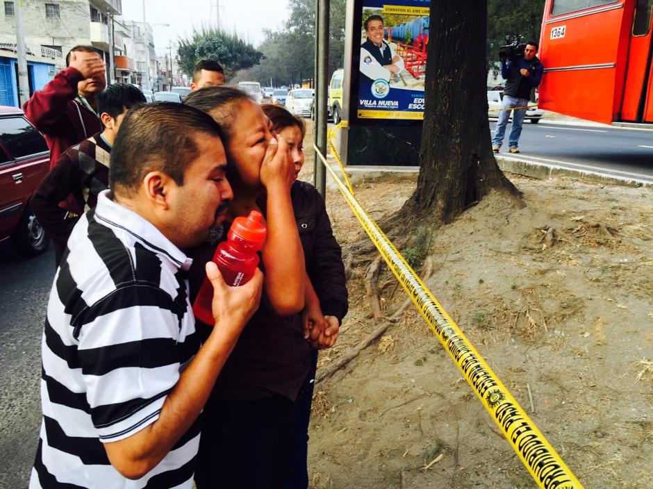 La violencia ha dejado dolor en familias guatemaltecas. En la imagen familiares del piloto de la ruta 203 asesinado. (Foto: Jes&uacute;s Alfonso/Soy502)&nbsp;