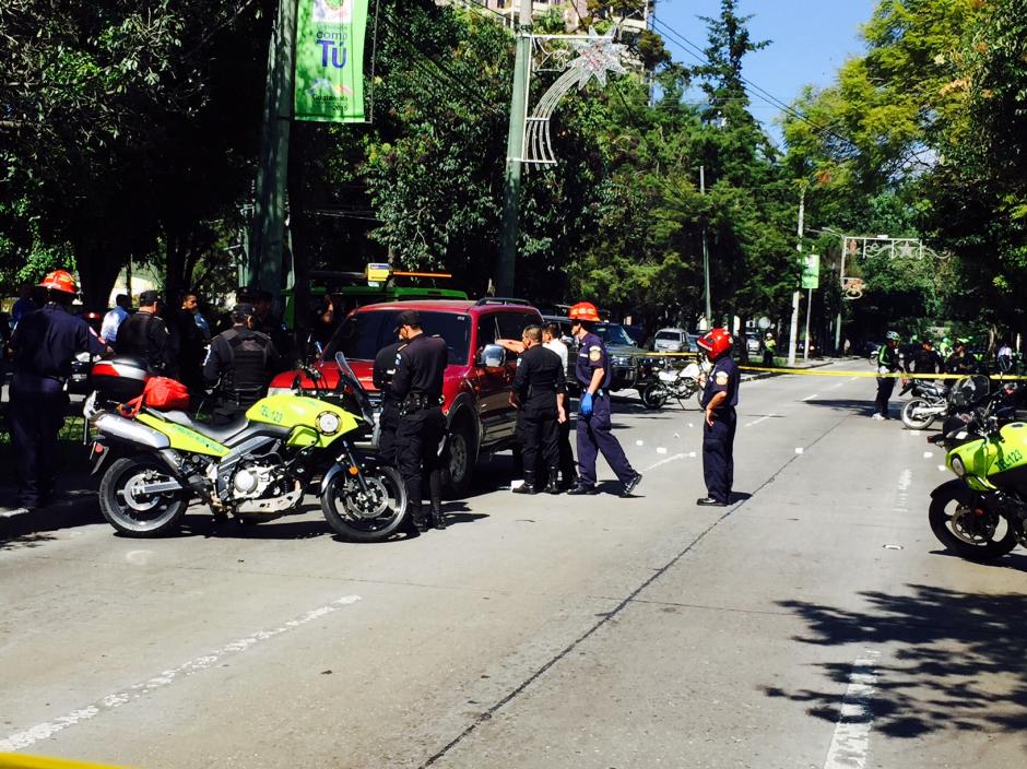 El ataque armado ocurrió en la Avenida Reforma y 11 calle de la zona 9, donde quedó el carro tipo agrícola. (Foto: Jesús Alfonso/Soy502)