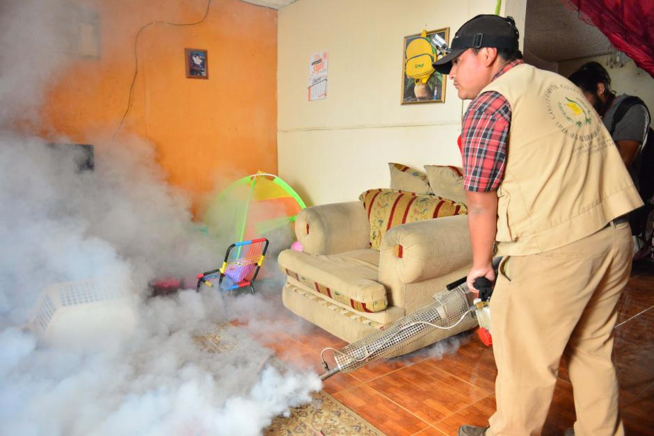 El Ministerio de Salud inici&oacute; una jornada de fumigaci&oacute;n para prevenir el zika. (Foto: Jes&uacute;s Alfonso/Soy502)&nbsp;