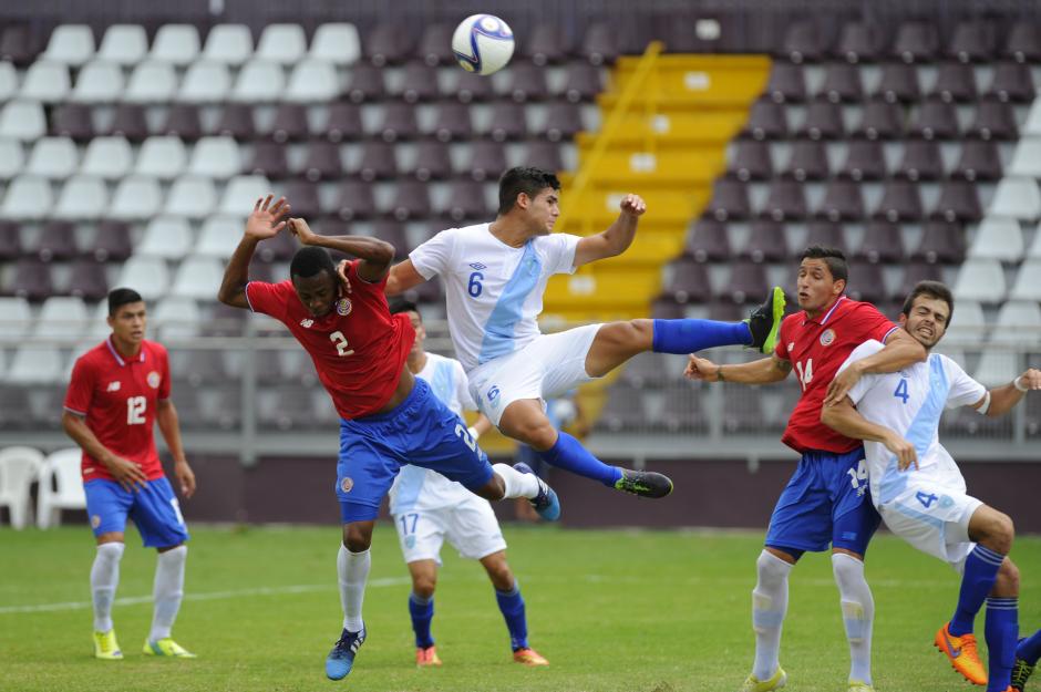 El defensor guatemalteco Jos&eacute; Pinto pelea el bal&oacute;n en el aire, la Bicolor cay&oacute; por la m&iacute;nima diferencia. (Foto: Rafael Murillo/La Naci&oacute;n de Costa Rica)