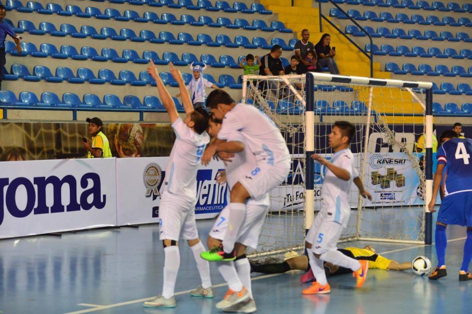 Siete veces celebr&oacute; Guatemala; gole&oacute; a El Salvador 7-1. (Foto: Jes&uacute;s Alfonso/Soy502)