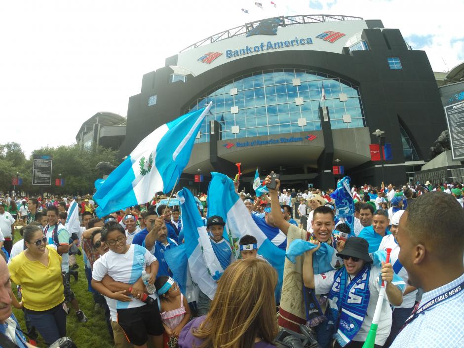 Miles de guatemaltecos alentaron a la Bicolor en Charlotte. (Foto: Aldo Mart&iacute;nez/Nuestro Diario)