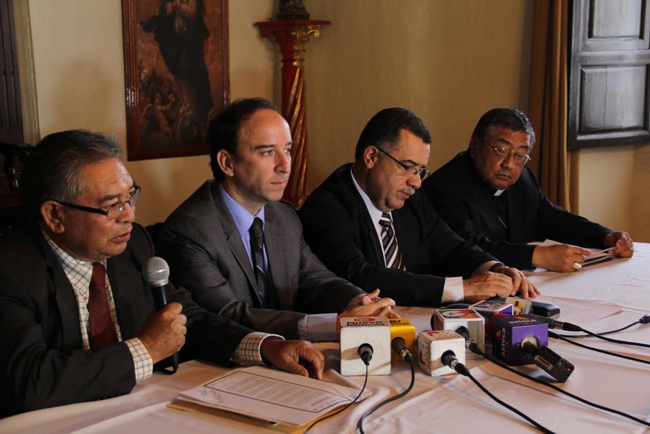 Los miembros del G4, (de izquierda a derecha) C&eacute;sar V&aacute;squez, presidente de la Alianza Evang&eacute;lica de Guatemala, Jorge de Le&oacute;n Duque, Procurador de los Derechos Humanos, Estuardo G&aacute;lvez, Rector de la USAC y Monse&ntilde;or Oscar Julio Vi&aacute;n Morales, Arzobismo Metropolitano (Foto: Alexis Batres/Soy502)