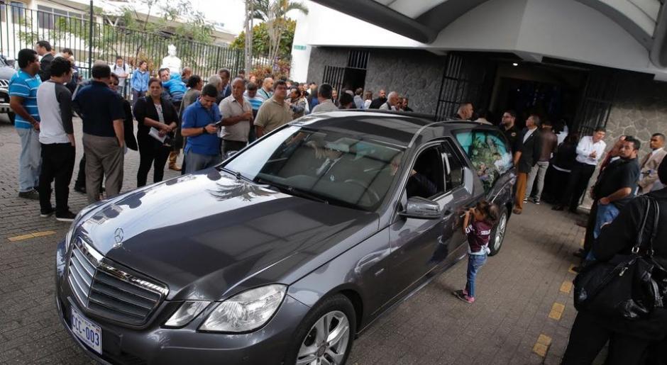 La carroza f&uacute;nebre que traslad&oacute; el cad&aacute;ver de Gabriel Badilla. (Foto: @PuroDeporteLN)