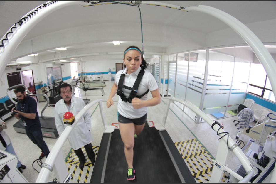 Ana Gabriela Martínez en la prueba de esfuerzo en la banda. (Foto: Luis Barrios/Soy502)