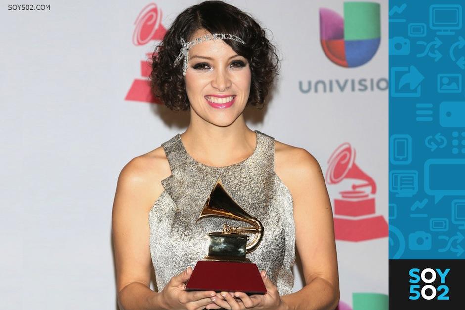 La cantautora guatemalteca Gaby Moreno dedic&oacute; el fon&oacute;grafo dorado a Guatemala y sus colegas de la m&uacute;sica. (Foto: Latin Grammy)&nbsp;