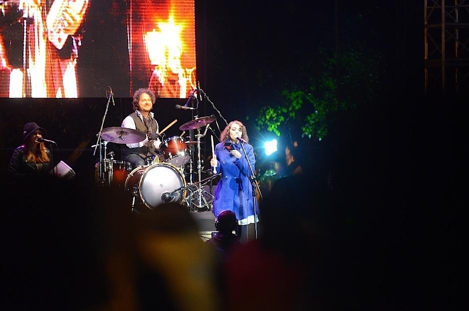 Gaby Moreno anuncia a su nuevo invitados. (Foto: Selene Mejía/Soy502)&nbsp;