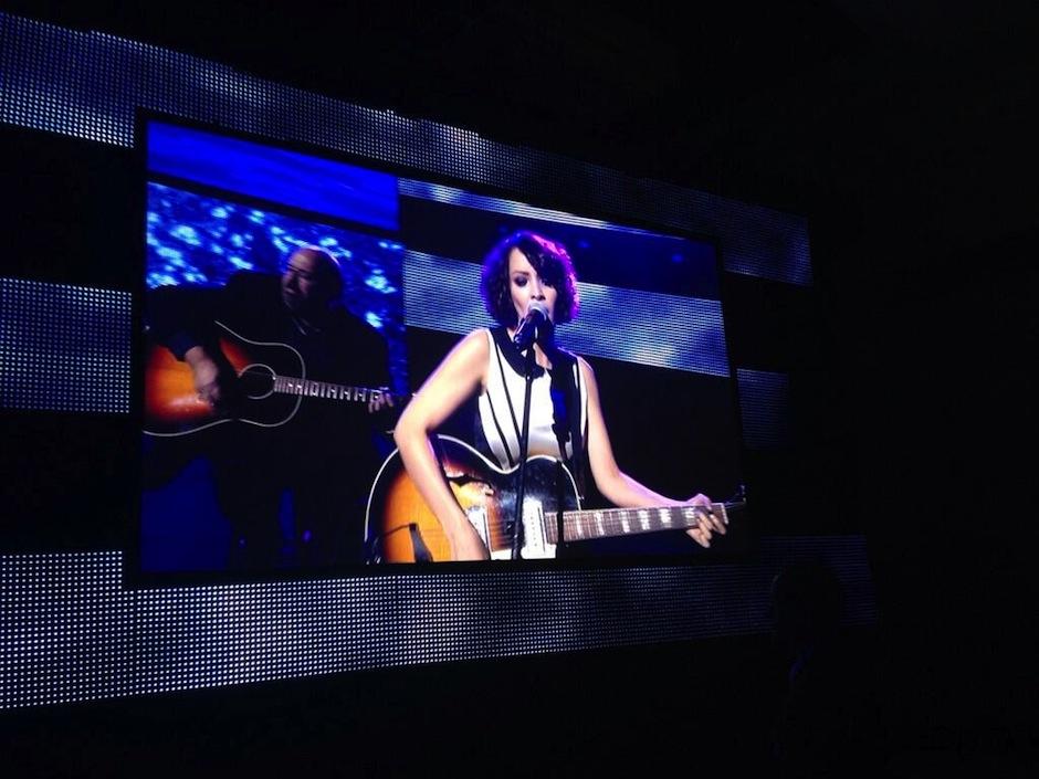 Gaby Moreno enamor&oacute; a los asistentes de la 14 entrega de los Latin Grammy interpretando "No estoy mal". (Foto: Twitter Gaby Moreno)&nbsp;