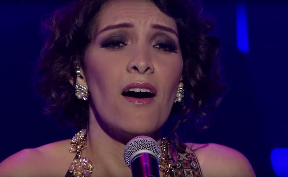 Gaby Moreno interpret&oacute; "Amapola" durante su participaci&oacute;n en los Hispanic Heritage Awards. (Foto: YouTube)&nbsp;