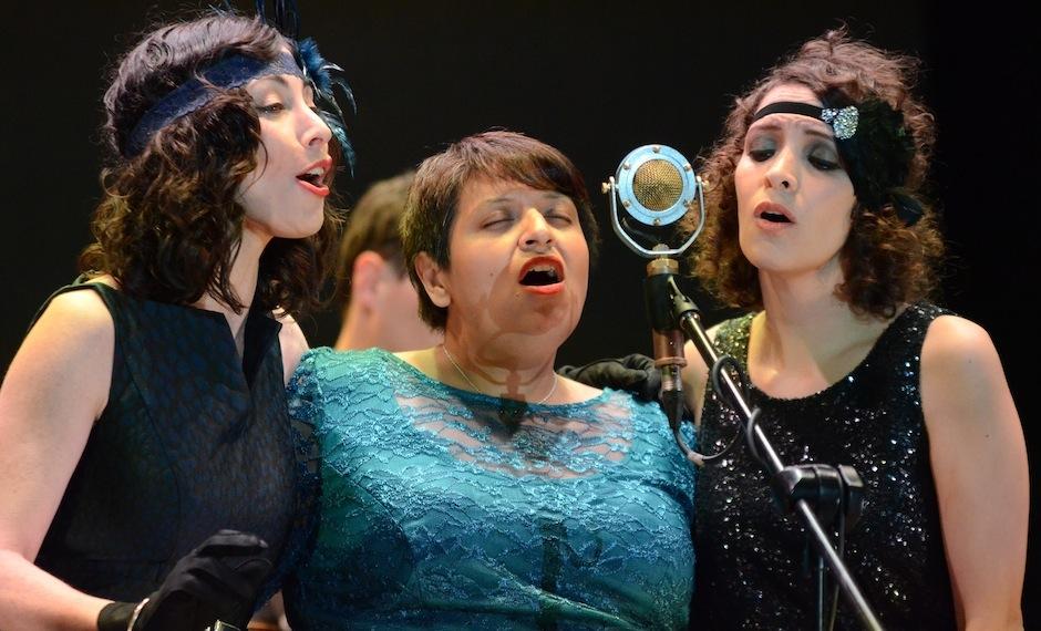 The SongBirds dedica una canci&oacute;n a la llorona. (Foto: Selene Mej&iacute;a/Soy502)