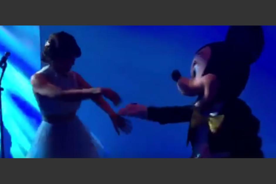 La cantautora mostr&oacute; algunos pasos de salsa a Mickey Mouse. (Foto: Gaby Moreno)