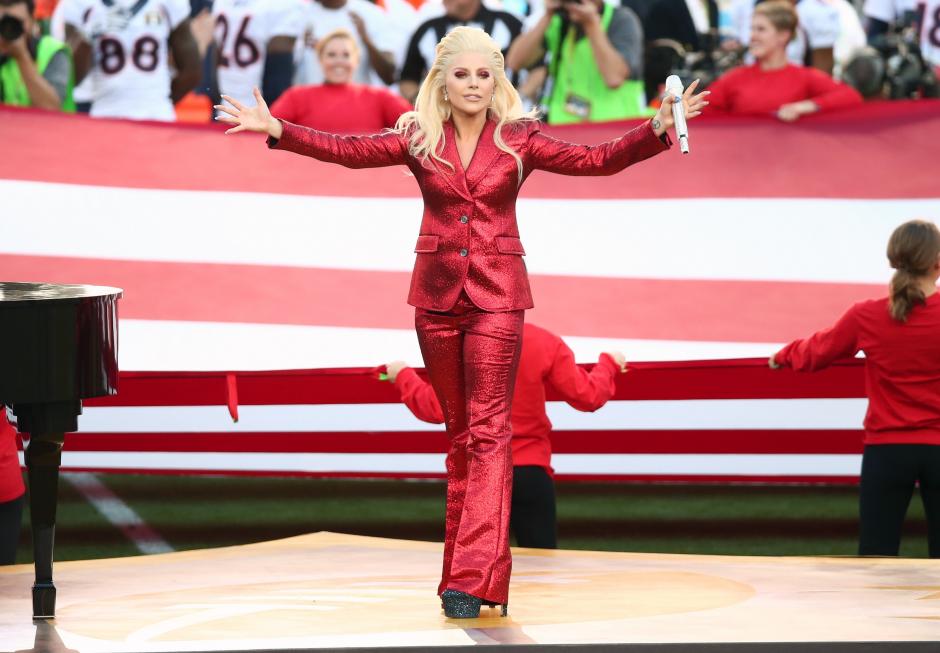 Lady Gaga emocion&oacute; a los asistentes con su interpretaci&oacute;n del himno nacional de Estados Unidos. (Foto: AFP)