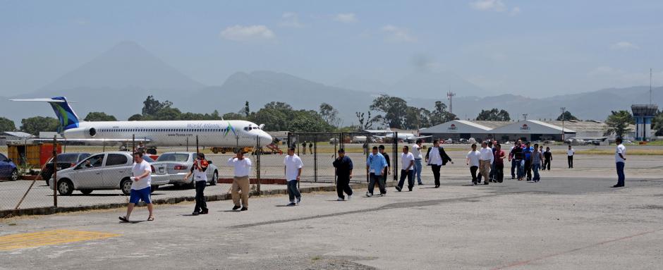 Dos vuelos arribaron esta ma&ntilde;ana en la fuerza a&eacute;rea guatemalteca, transportando 233 deportados guatemaltecos.(Foto: Erick Sor/Soy502)   