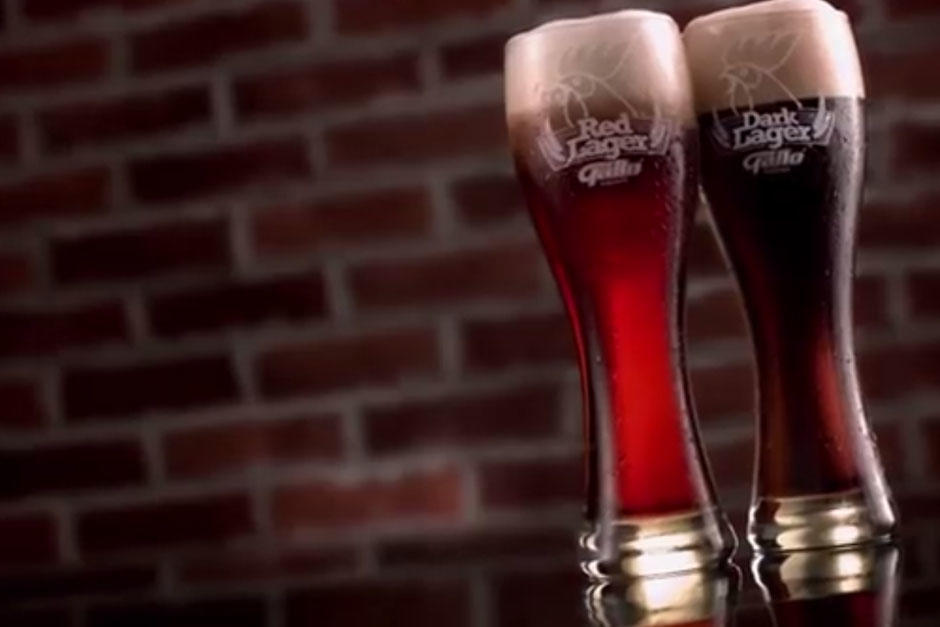 Gallo Red Lager y Black Lager son las dos nuevas cervezas que invaden el verano 2014. Dos peculiares colores rojo cobrizo y negro intenso para satisfacer los paladares m&aacute;s exigentes. (Foto: Cervecer&iacute;a Centroamerican)