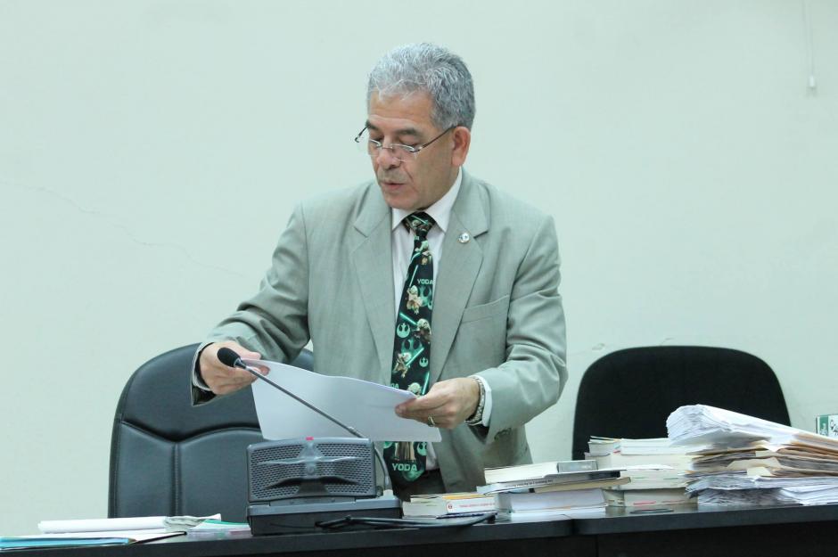 Cada vez que el juez Miguel &Aacute;ngel G&aacute;lvez debe resolver algo importante, utiliza una corbata llamativa. (Foto: Soy502) 