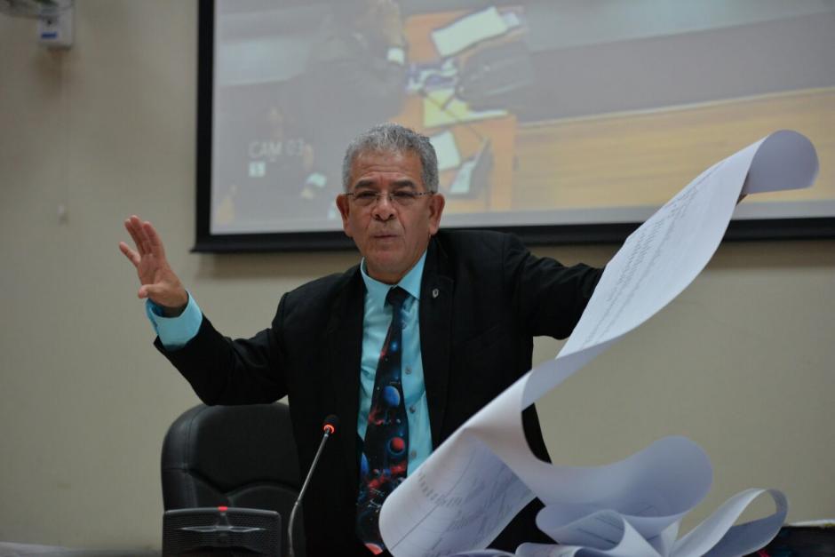 El juez de Mayor Riesgo B, Miguel &Aacute;ngel G&aacute;lvez, mostr&oacute; un enorme rollo de papel durante la audiencia de La L&iacute;nea. (Foto: Wilder L&oacute;pez/Soy502)