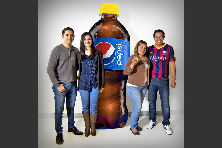 De izquiera a derecha, los ganadores: Nery Benítez, Miriam de Benítez, Ema Morataya y Carlos Morataya. (Foto: Cortesía Pepsi)