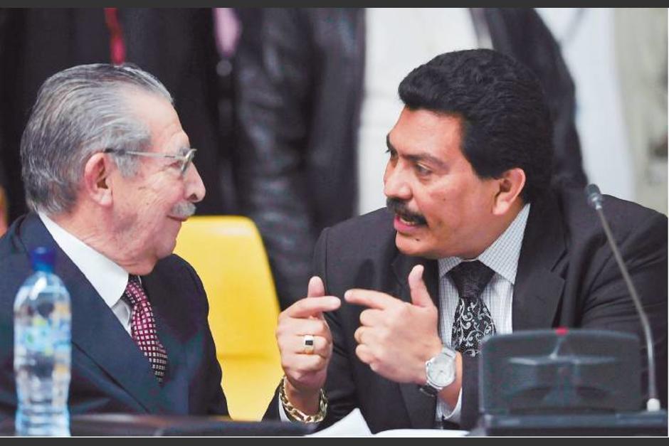 El abogado Francisco García Gudiel (d) formó parte del equipo de defensa de Efraín Ríos Montt (i), durante el juicio por genocidio. (Foto: Nuestro Diario)