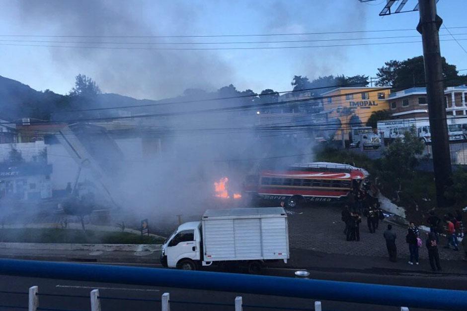Un bus perdi&oacute; el control y choc&oacute; contra una gasolinera en paso a desnivel en San Cristobal. (Foto: Tr&aacute;nsito PNC)