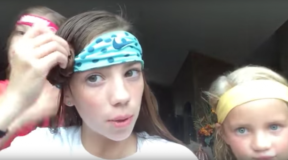 Las ni&ntilde;as grababan un video mientras se realizaban sus peinados. (Foto: YouTube)&nbsp;