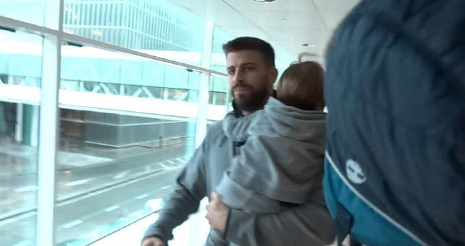 Piqu&eacute; se molest&oacute; con la periodista que quer&iacute;a saber sobre sus vacaciones. (Imagen: captura de video)