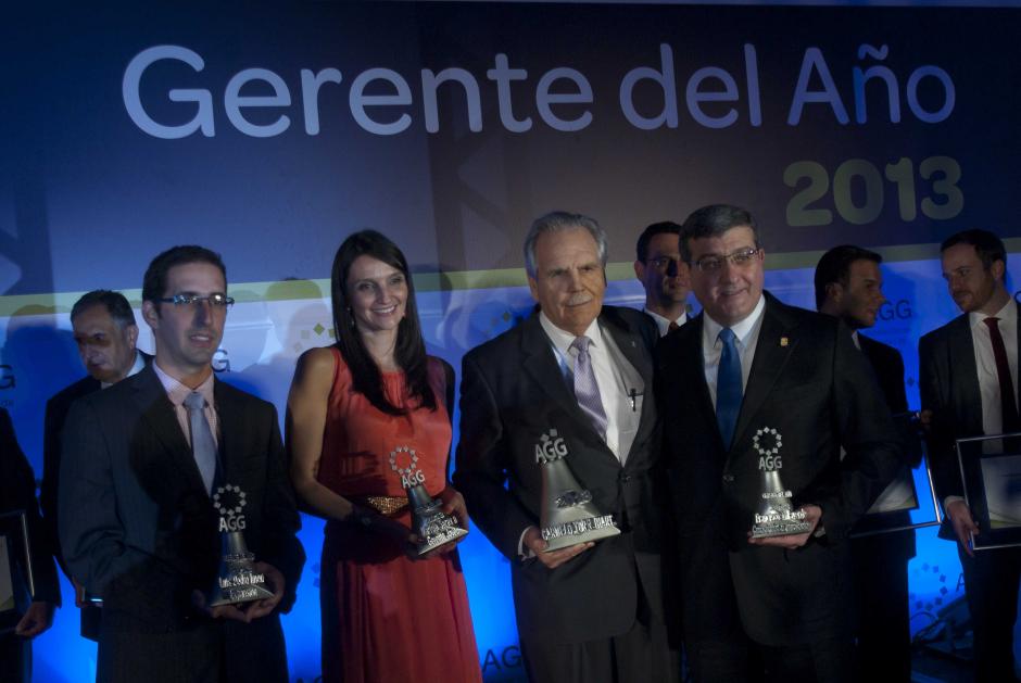 Carmelo Torrebiarte (centro) gerente de Calzado Cobán, fue nombrado Gerente del Año por la Asociación de Gerentes de Guatemala. Junto a él, los ganadores en otras categorías:&nbsp;Luis Pedro Imerí, Juan Francisco Villaverde y&nbsp;Mariela Saravia. (Foto: Jesús Alfonso/Soy502)