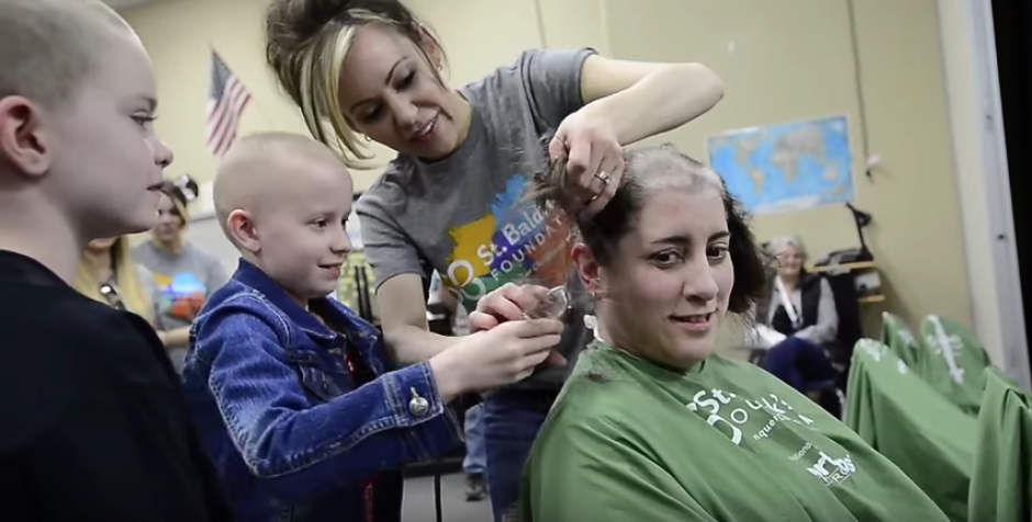 La donaci&oacute;n masiva de pelo por esta jornada escolar alcanz&oacute; a recoger 25 mil d&oacute;lares. (Foto: YouTube)