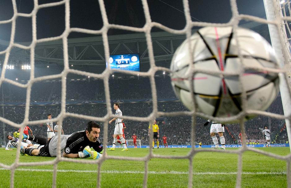 El gol del Bayern desde atr&aacute;s del arco de Buffon. (Foto: Getty)