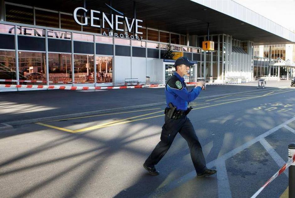 Una mujer realiz&oacute; una llamada para alertar de una bomba falsa en el aeropuerto de Ginebra, esto  para impedir que la amante de su marido se fuera de vacaciones. (Foto: AFP)