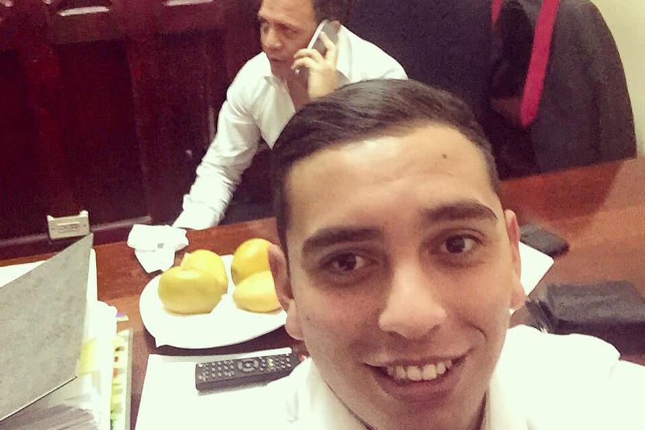 El "dipukid" de Lider, Juan Manual Giordano, es activo en las redes sociales y publicó una foto mientras trabajaba en el Congreso. Este diputado promociona un viaje en helicóptero y entradas a un concierto de música electrónica para promover la imagen del partido. (Foto: Twitter/Giordano)