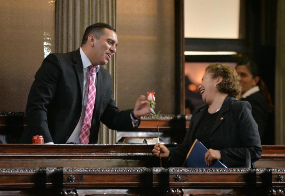 Las diputadas que llegaron a la sesi&oacute;n recibieron rosas. (Foto: Wilder L&oacute;pez/Soy502)