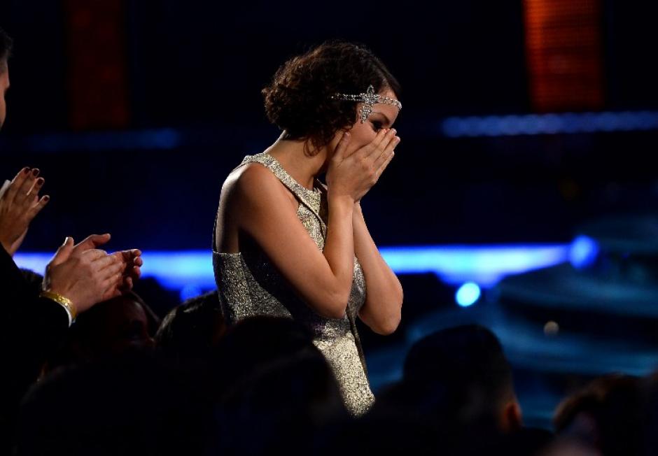 Gaby Moreno, de pie para iniciar el trayecto rumbo al escenario, donde recoger&iacute;a el gram&oacute;fono dorado. (Foto: AFP)
