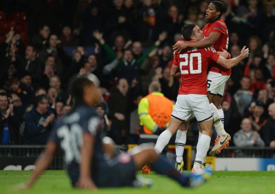 Van Persie fue la figura del encuentro al anotar el triplete que le dio la clasificaci&oacute;n al Manchester United. (Foto: AFP)