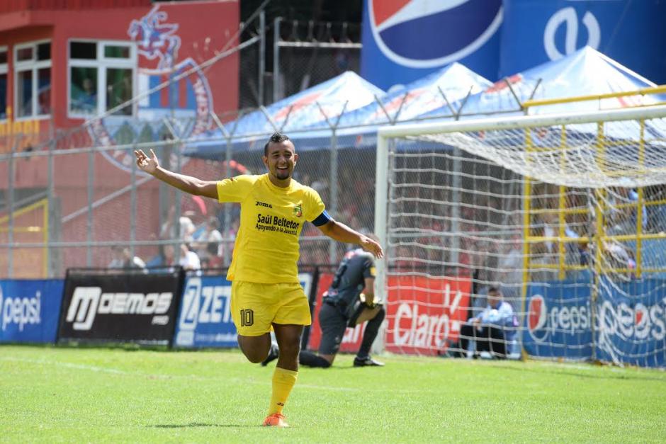 V&iacute;ctor Solalinde de Guastatoya celebra el 2-0 anotado a Municipal en El Tr&eacute;bol. (Foto: Sergio Mu&ntilde;oz/Nuestro Diario)