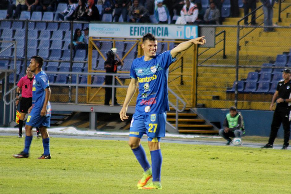 Orlando Moreira anot&oacute; el gol de la victoria para los cremas. (Foto: Jos&eacute; D&aacute;vila/Soy502) 