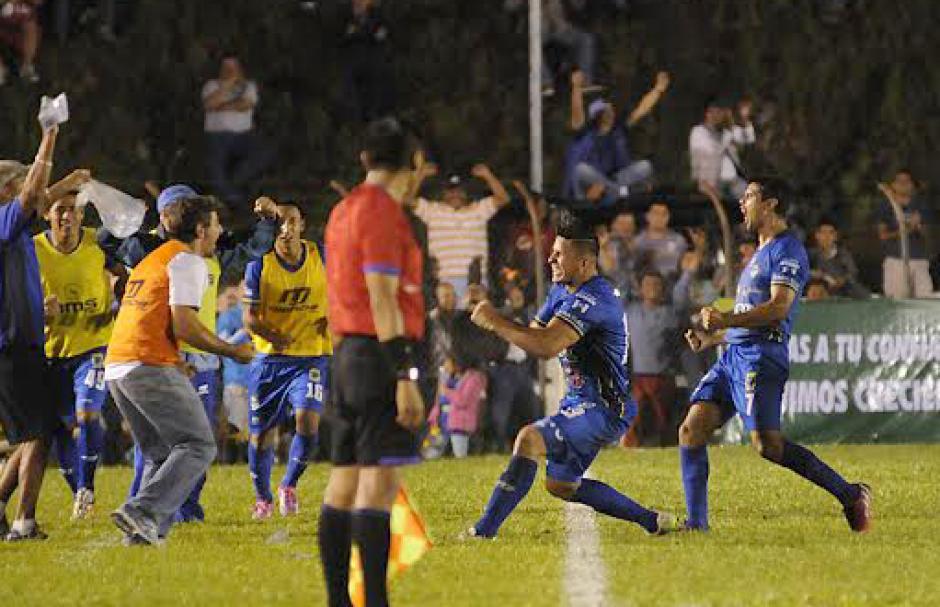Fajardo celebr&oacute; el gol del triunfo de Cob&aacute;n con su entrenador, Fabricio Ben&iacute;tez. (Foto: Pedro Mijangos/Soy502)