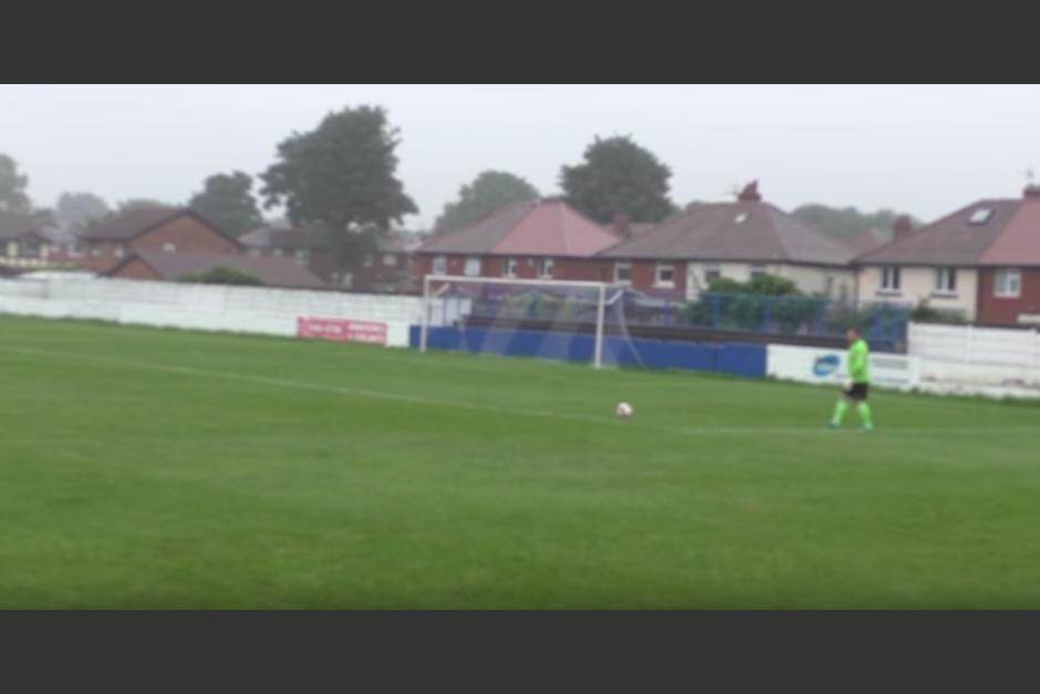 El portero Dan Lowson se prepara para realizar el tiro. (Imagen: captura de YouTube)