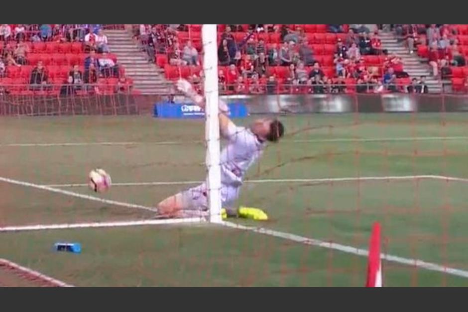 John Hall se llev&oacute; un tremendo golpe en el primer tiempo. (Foto: Infobae)