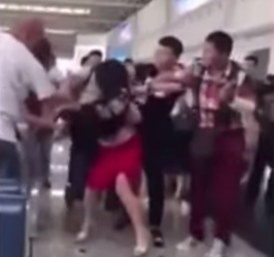 Una mujer atrapa a su esposo con la amante en un Aeropuerto en China. (Captura de pantalla: Trending Videos/YouTube)