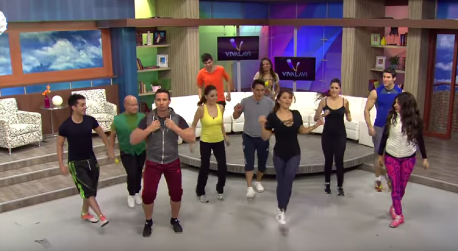 Una famosa conductora mexicana dio clases de zumba con unos atrevidos leggins. (Imagen: captura de YouTube)