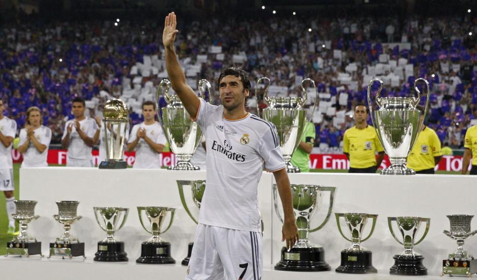 El m&iacute;tico Ra&uacute;l Gonz&aacute;lez volver&aacute; a vestir de blanco en el estadio Santiago Bernab&eacute;u. (Foto: EFE)