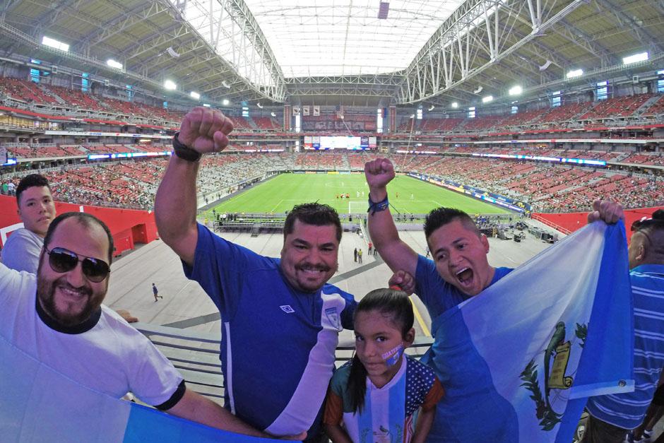 Aficionados guatemaltecos dijeron presente en el estadio de la Universidad de Phoenix. (Foto: Aldo Mart&iacute;nez/Nuestro Diario)