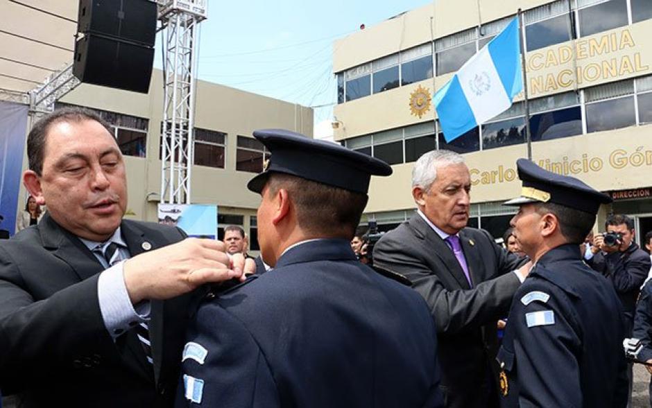 El presidente Otto P&eacute;rez Molina y el ministro de gobernaci&oacute;n Mauricio L&oacute;pez Bonilla asistieron a la graduaci&oacute;n de oficiales de la Polic&iacute;a Nacional Civil. (Foto: Ministerio de Gobernaci&oacute;n)&nbsp;