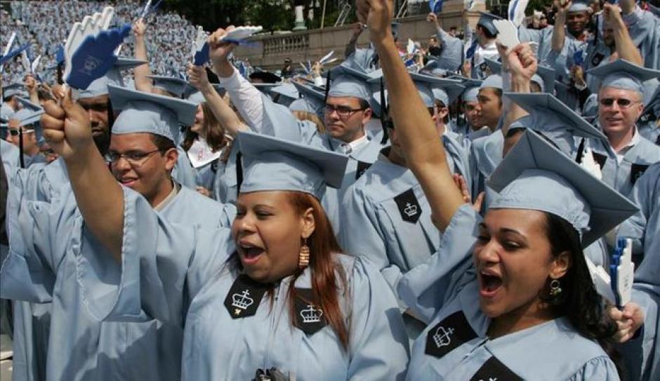 Los hispanos con t&iacute;tulo superior ganan m&aacute;s dinero. (Foto: EFE)