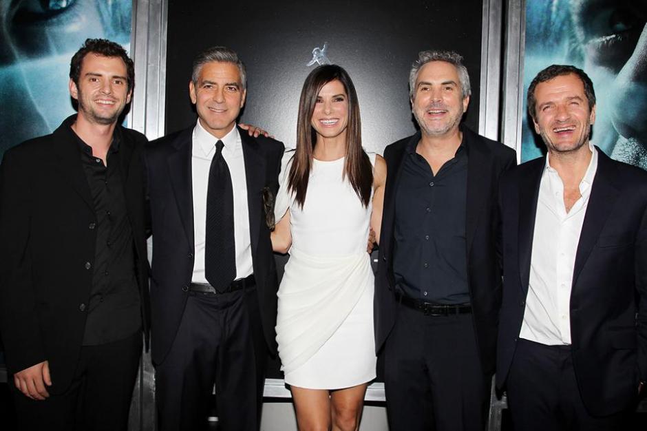 Jon&aacute;s Cuar&oacute;n, George Clooney, Sandra Bullock, el director, Alfonso Cuar&oacute;n y David Heyman en la premier de la pel&iacute;cula Gravity en Nueva York.