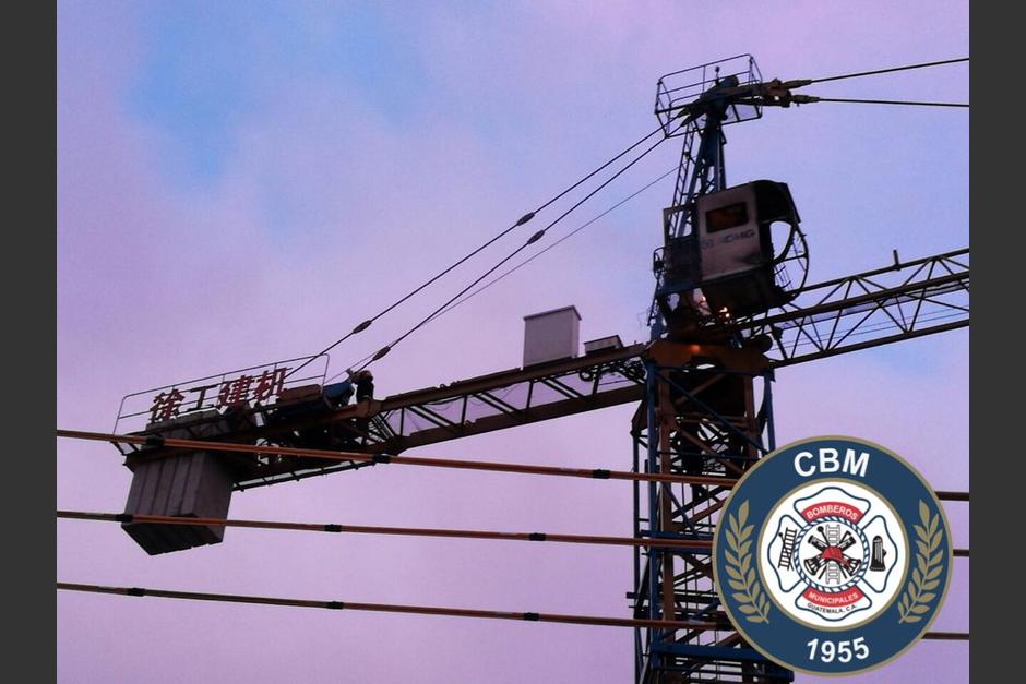 Los Bomberos Municipales lo rescataron de la estructura met&aacute;lica electrizada. (Foto: @bomberosmuni)