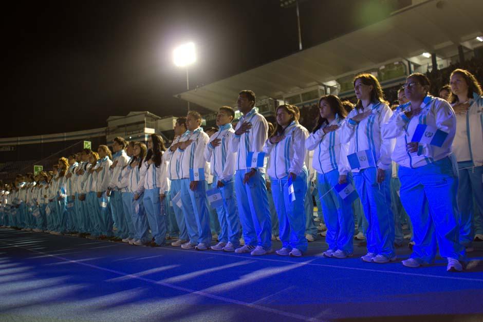 Los atletas que participar&aacute;n en Veracruz 2014 fueron juramentados en el estadio Mateo Flores. (Foto: Jos&eacute; D&aacute;vila/Soy502)
