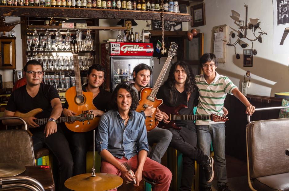 La imperdible foto junto a la banda de jazz Nat&uacute;. (Foto: Jorge Ortiz/Soy502)