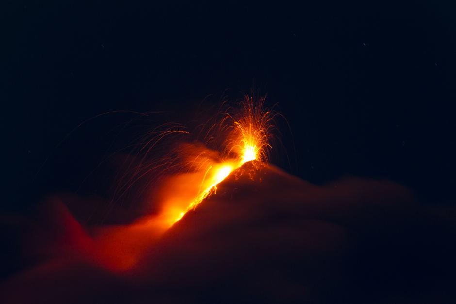 El Volcán de Fuego sigue con actividad la noche de este martes. (Foto: Esteban Biba/ EFE)